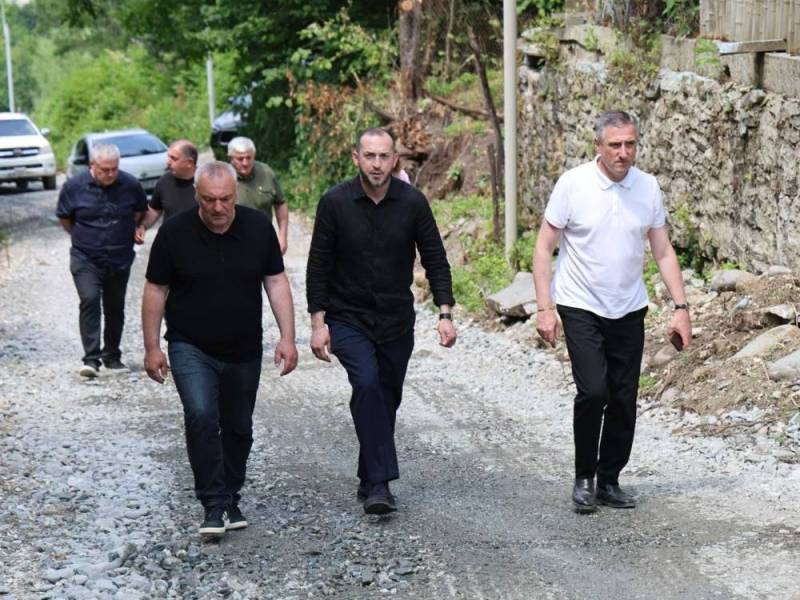 ცაგერის მუნიციპალიტეტის სოფელ უსახელოში შიდა სასოფლო გზის რკინა-ბეტონის საფარით...